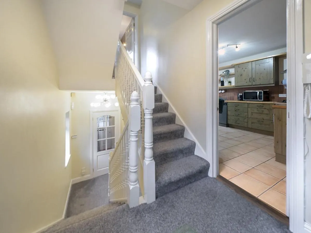 Pass The Keys Fab Townhouse Near Queens With Huge Tv & Recliners Belfast United Kingdom