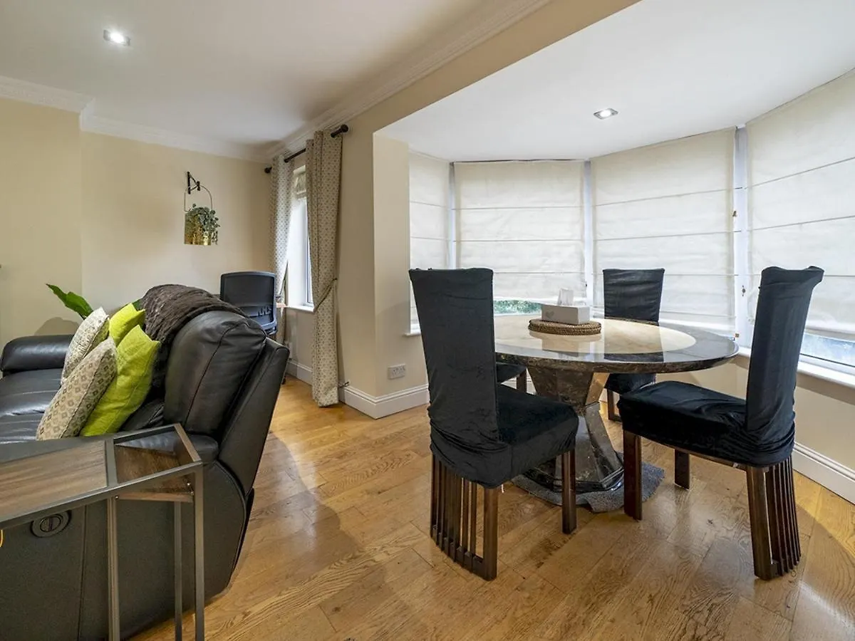 Pass The Keys Fab Townhouse Near Queens With Huge Tv & Recliners Belfast United Kingdom