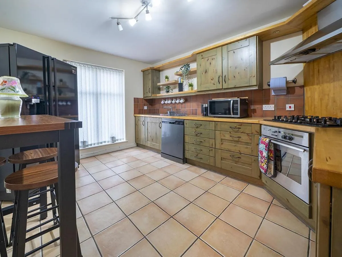 Pass The Keys Fab Townhouse Near Queens With Huge Tv & Recliners Belfast Holiday home