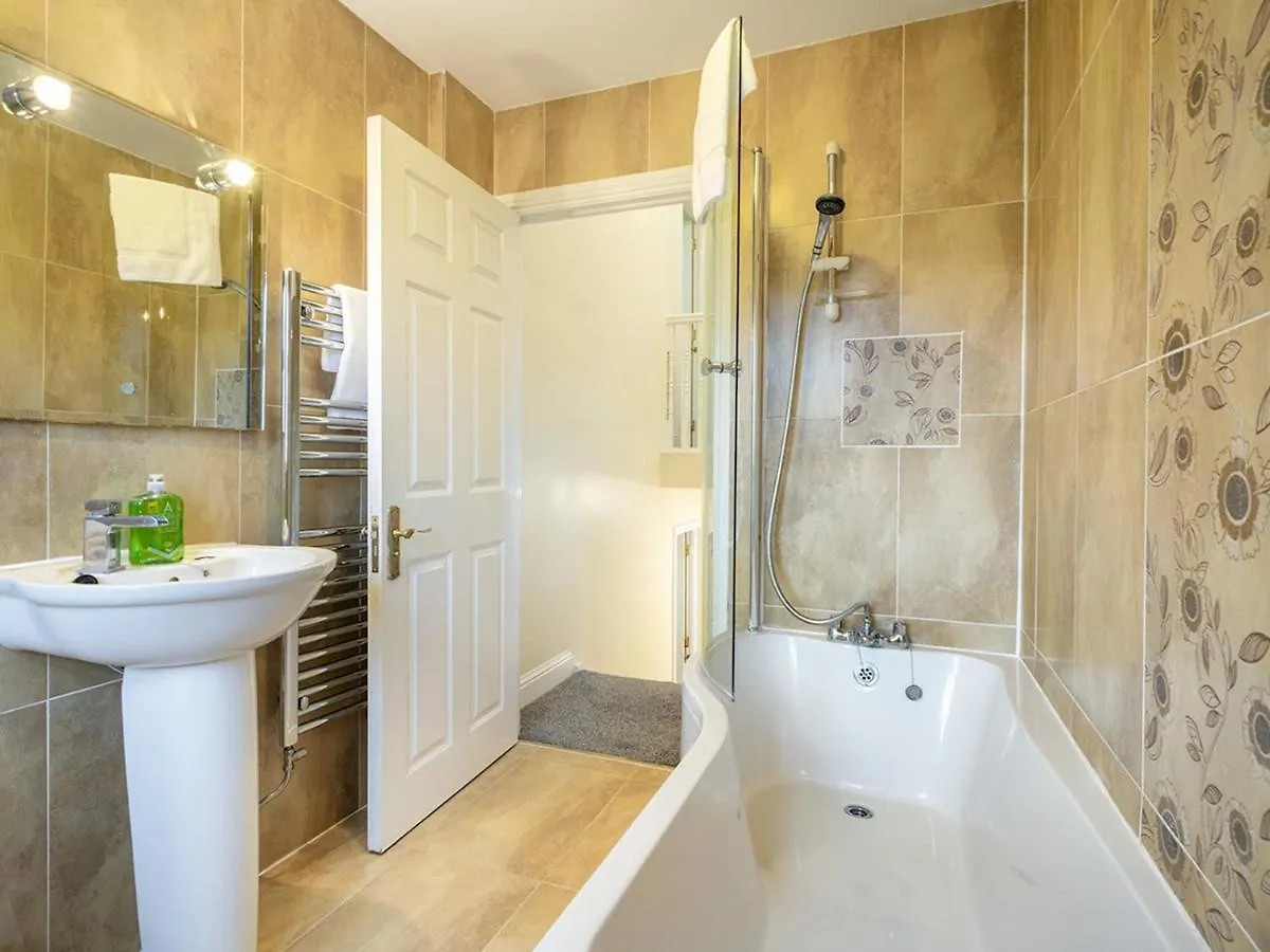 Holiday home Pass The Keys Fab Townhouse Near Queens With Huge Tv & Recliners Belfast