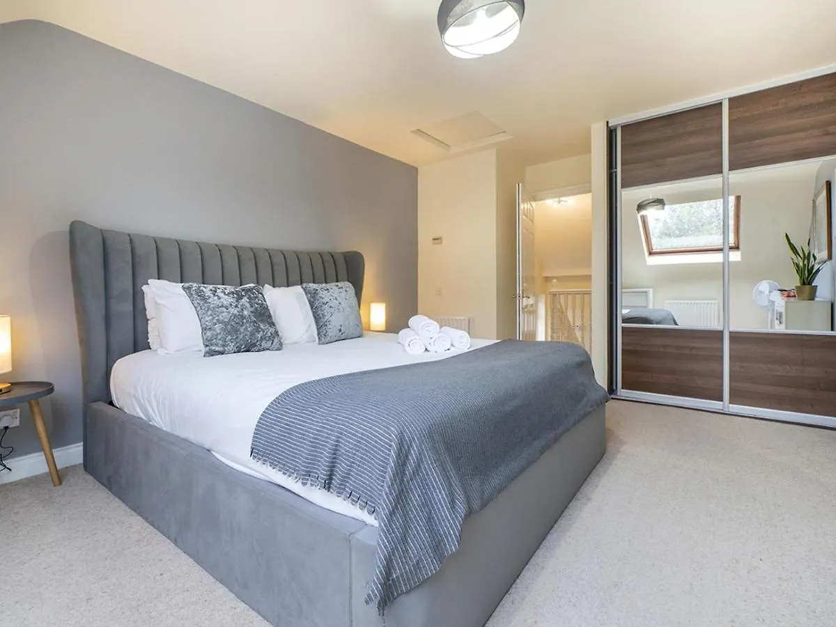 Pass The Keys Fab Townhouse Near Queens With Huge Tv & Recliners Belfast