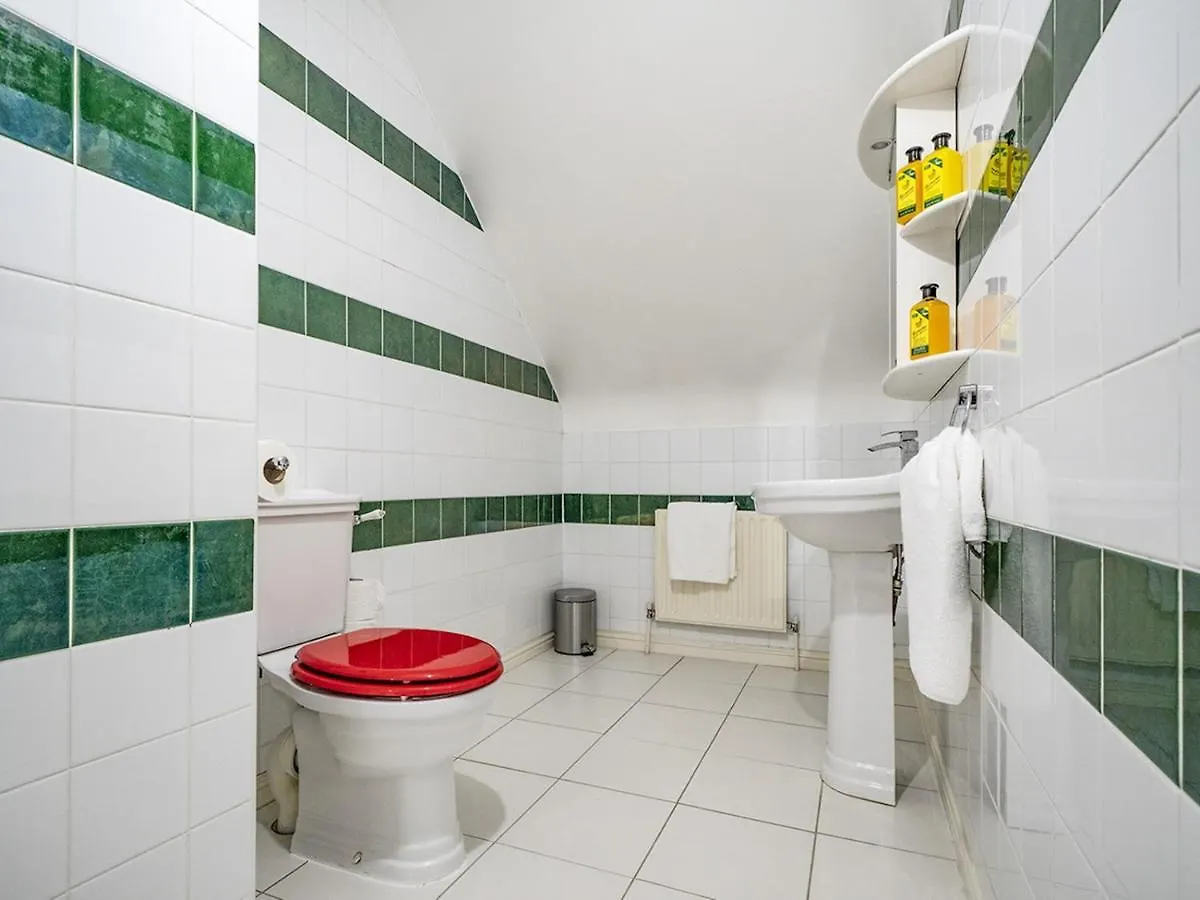 Pass The Keys Fab Townhouse Near Queens With Huge Tv & Recliners Belfast 0*,  United Kingdom
