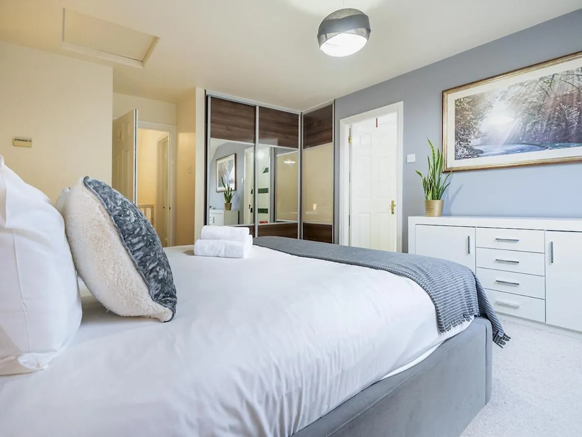 Pass The Keys Fab Townhouse Near Queens With Huge Tv & Recliners 贝尔法斯特